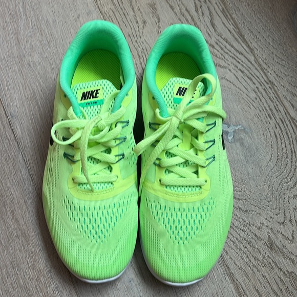 NIB Nike Youth Free Run Sneakers in Ghost Green / Black (Big Kid 5.5Y) - Picture 2 of 7